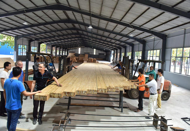 世界第一榀橡胶木超重型胶合梁制造成功(图1)