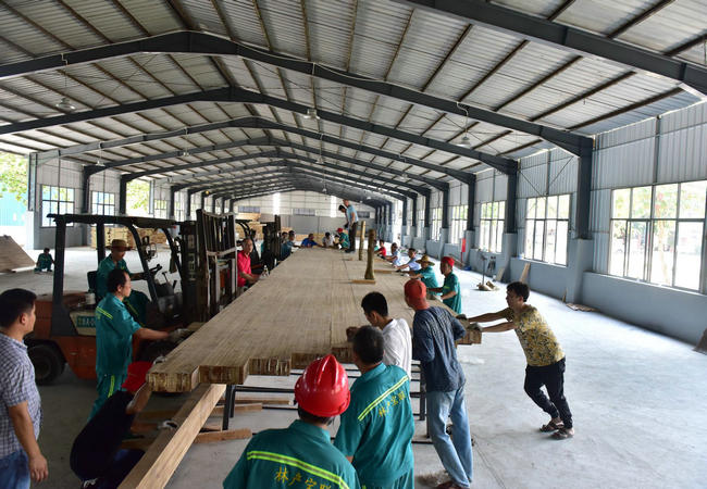 世界第一榀橡胶木超重型胶合梁制造成功(图2)